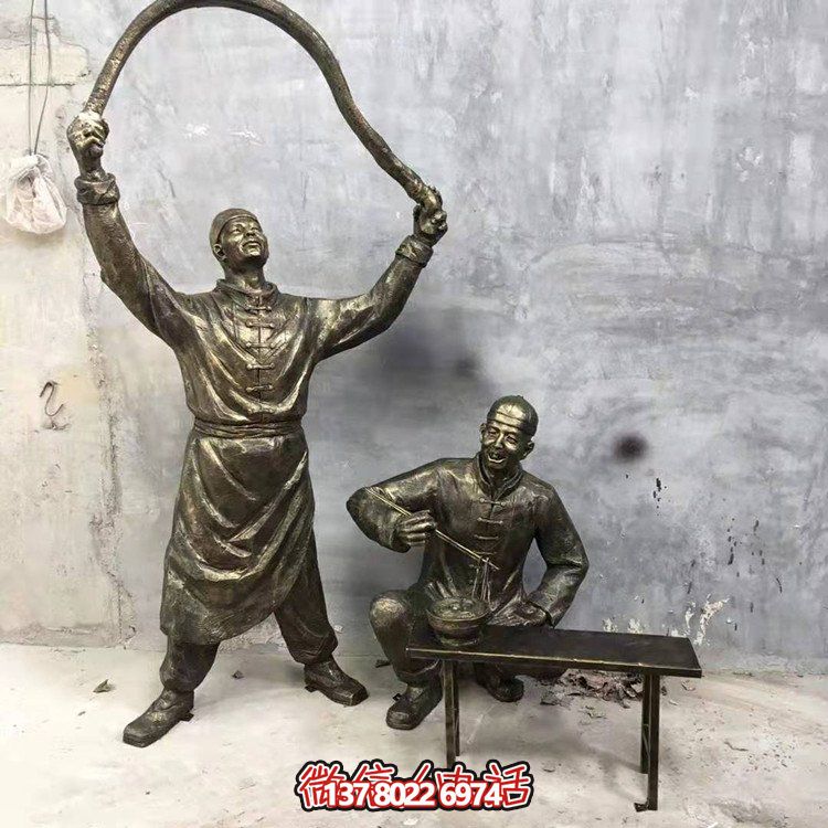 仿銅人物雕塑，裝點現代城市街道