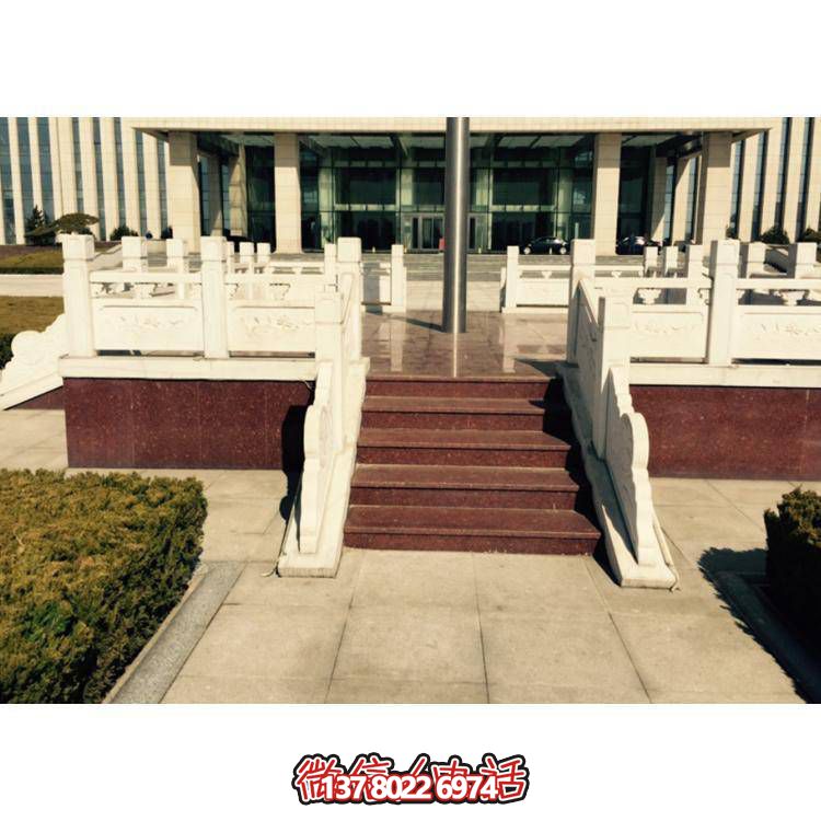 精美雕塑裝飾欄桿，增添學校廣場升旗臺象征意義