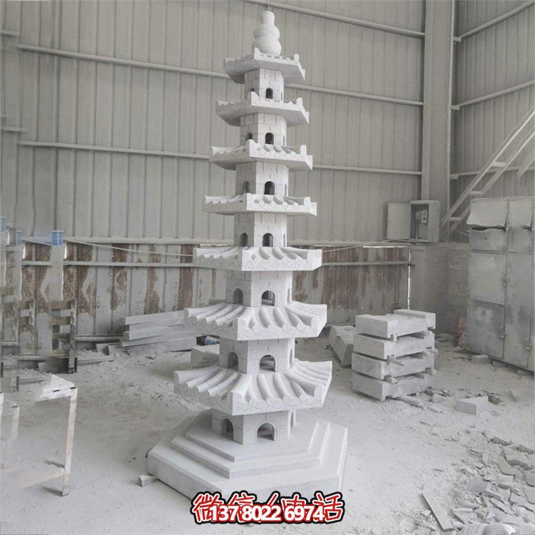 天然青石多層石佛塔，雕刻精美，為寺廟擺放