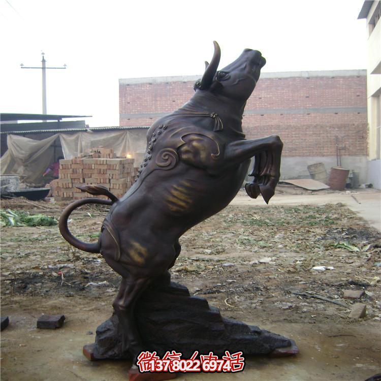 牛年奮進(jìn)雕塑，玻璃鋼仿銅戶外景區(qū)農(nóng)耕積極雕塑