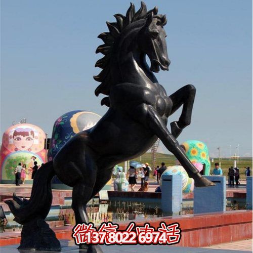 大型仿銅馬玻璃鋼雕塑，為廣場景觀增添無限精彩