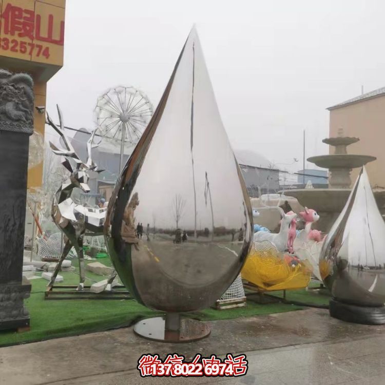大型不銹鋼水滴雕塑，營(yíng)造出完美的室外空間