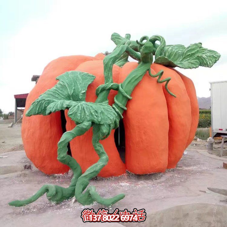 大型仿真南瓜雕塑，增添城市街道景觀