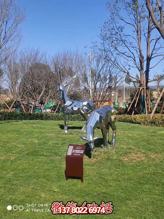不銹鋼塊面鹿，抬頭鹿，低頭吃草的梅花鹿