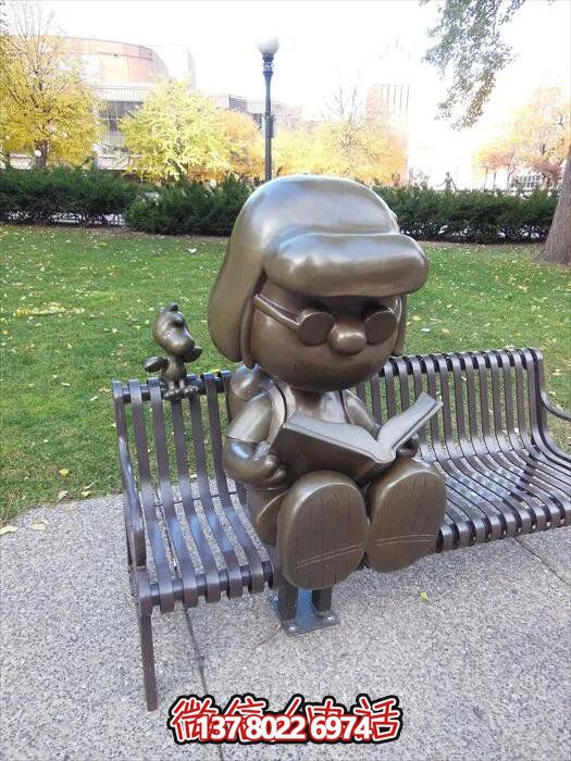 公園創(chuàng)意玻璃鋼仿銅長(zhǎng)椅上看書的兒童景觀