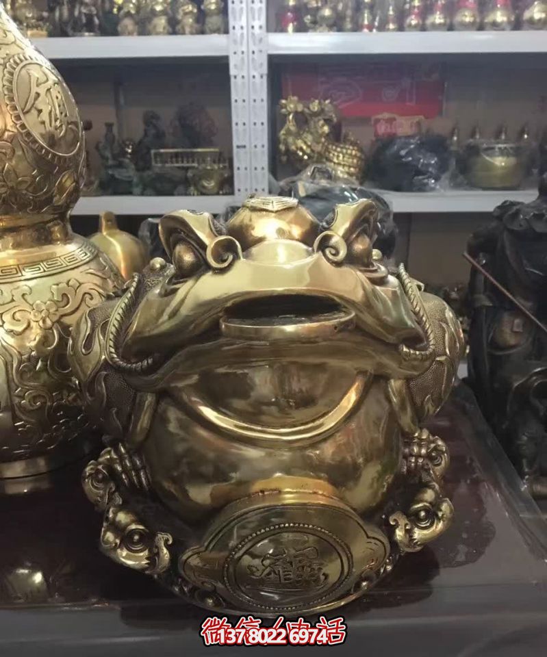 商場(chǎng)里擺放的銅色的玻璃鋼創(chuàng)意金蟾雕塑