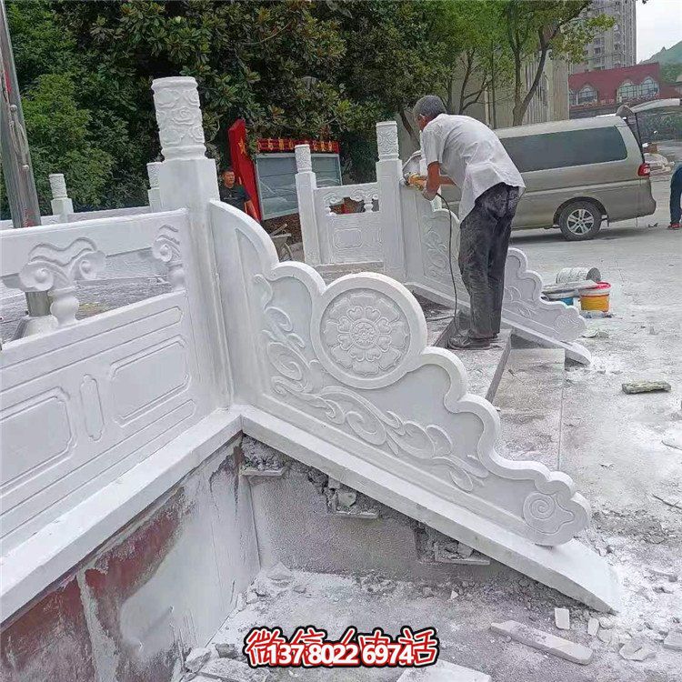 漢白玉旗臺欄板欄桿安裝，細(xì)節(jié)打磨處理