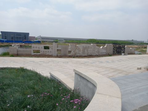 蘆葦湖景墻：鳴琴戴星，長(zhǎng)26米，高2