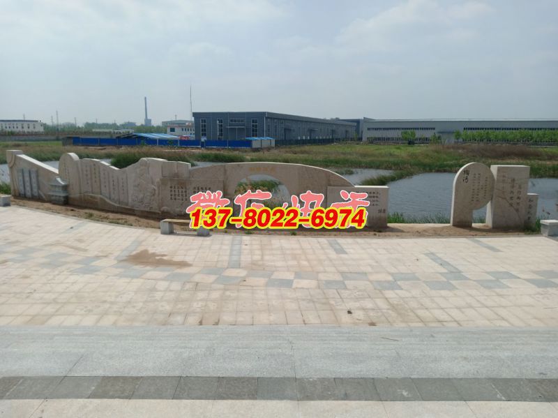 蘆葦湖景墻：半月臺(tái)四君子，長(zhǎng)30米，高2